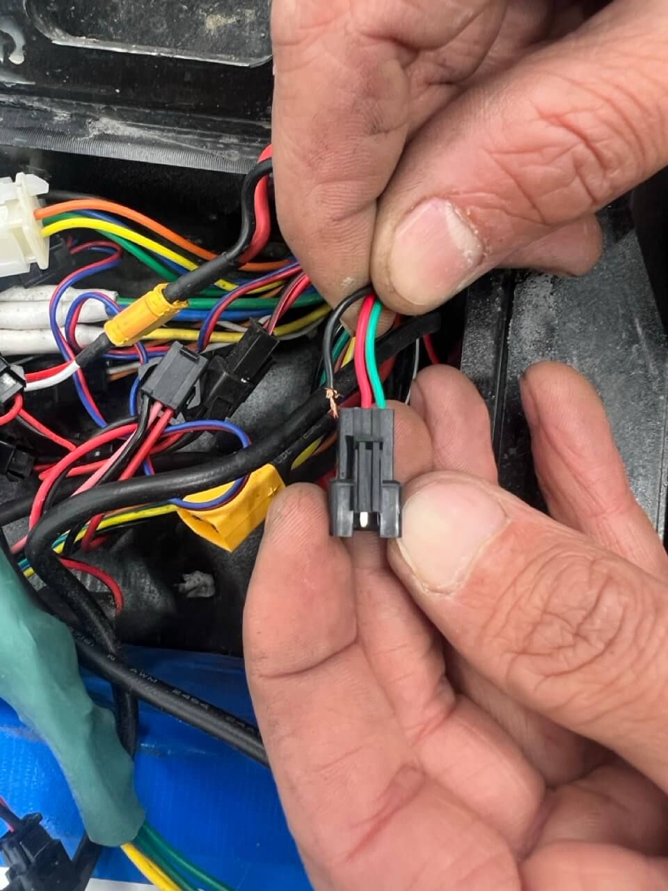 Naprawa instalacji elektrycznej hulajnogi – podłączanie złączki przewodów