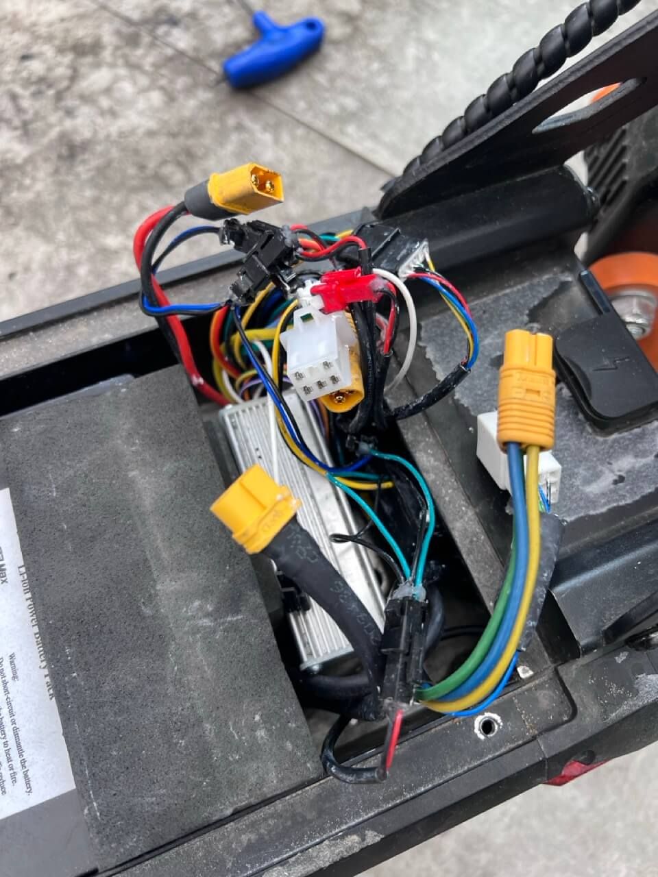 Sterownik i okablowanie hulajnogi elektrycznej podczas naprawy